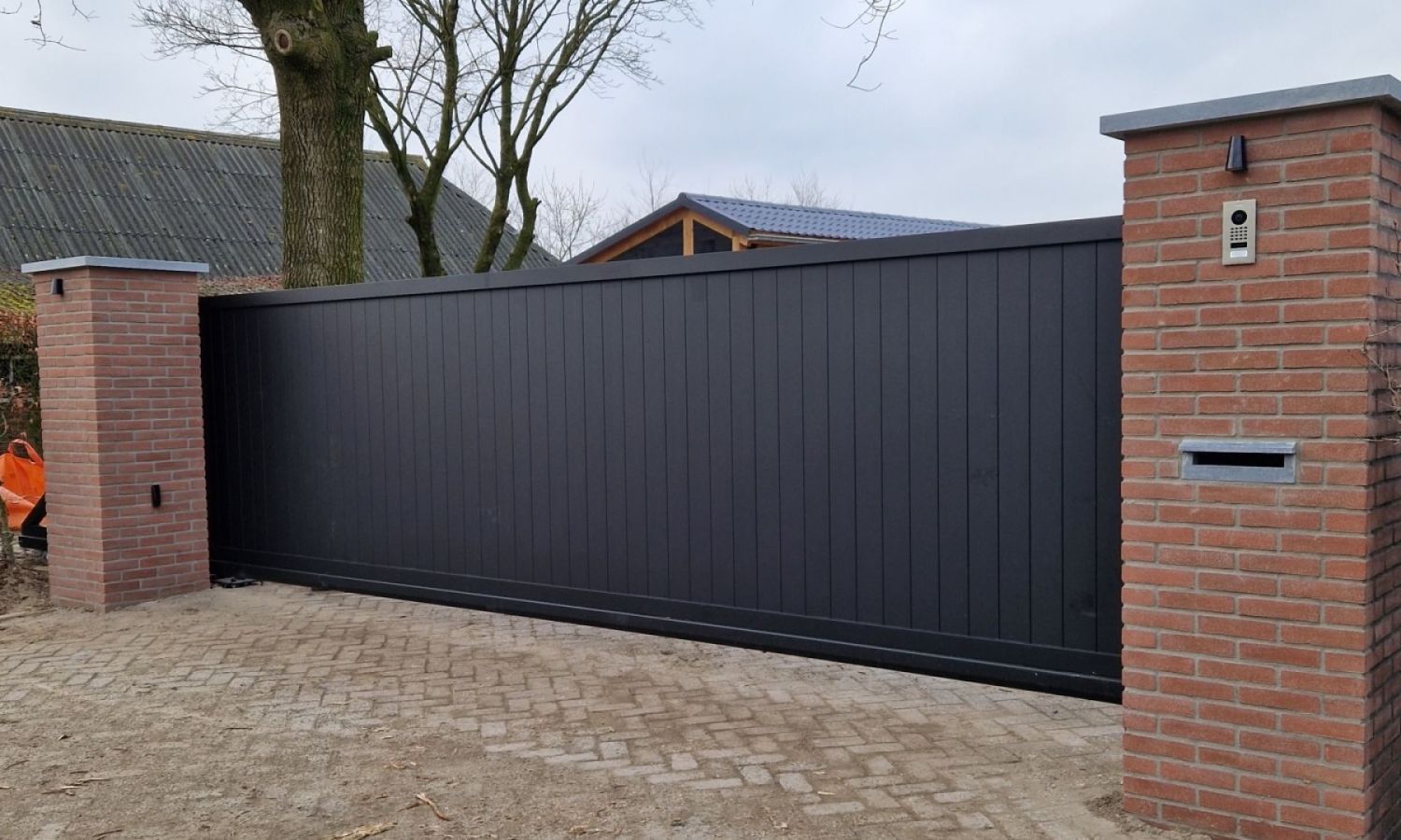 Moderne schuifpoort geheel dicht